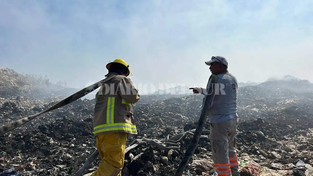 bomberos apagando incendio